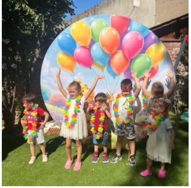 Copiii Piticool Explorers la joacă afară pe gazon